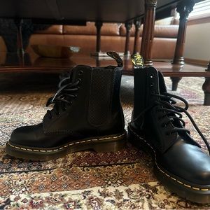 Black leather boots. It’s good for everyday use. Wore it once.